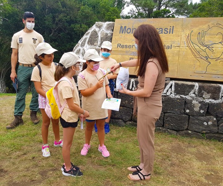 Regional Director for the Environment and Climate Change participates in a activity with Junior Park Rangers.
