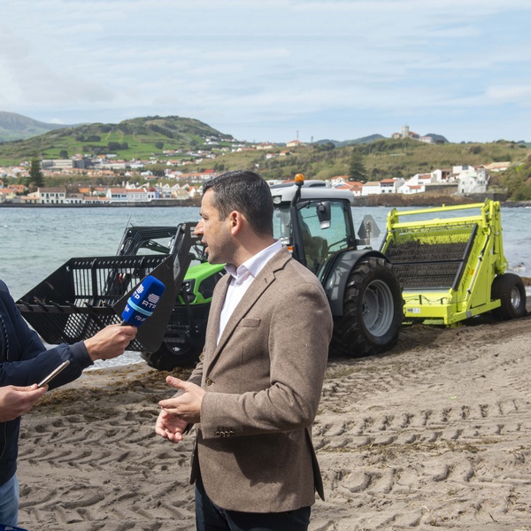 Alonso Miguel delivers equipment to support the cleaning of the sand at Porto Pim beach