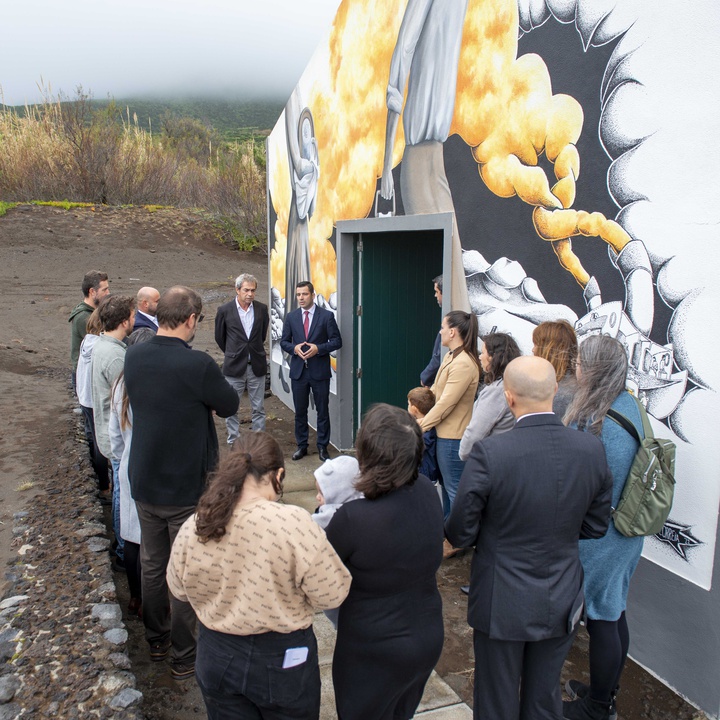 Secretário Regional do Ambiente e Alterações Climáticas inaugura mural “Os Sinistrados do Vulcão”