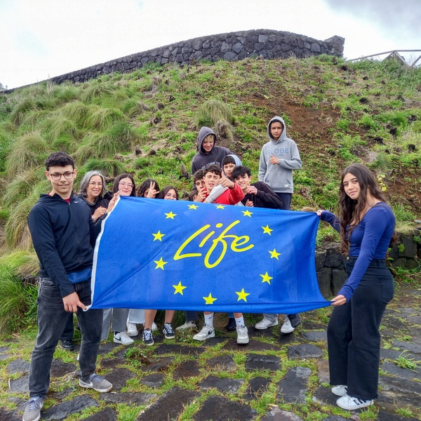 Escola Básica da Maia participates in an activity to remove invasive species and plant native species