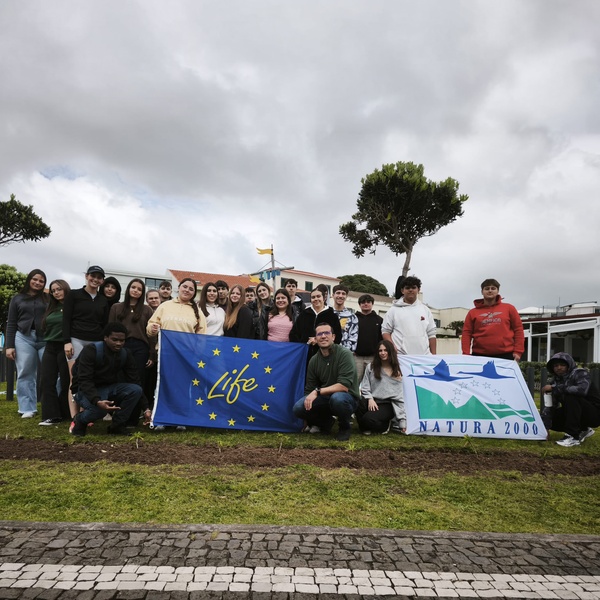 Jovens da EPROSEC promovem plantação de espécie endémica na Avenida do Mar