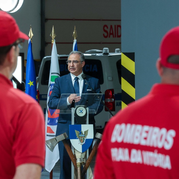 José Manuel Bolieiro concretiza investimento para modernização da frota dos bombeiros