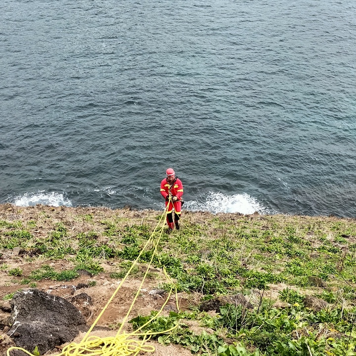 Montagem de linha de segurança para trabalhos de conservação no Ilhéu da Vila