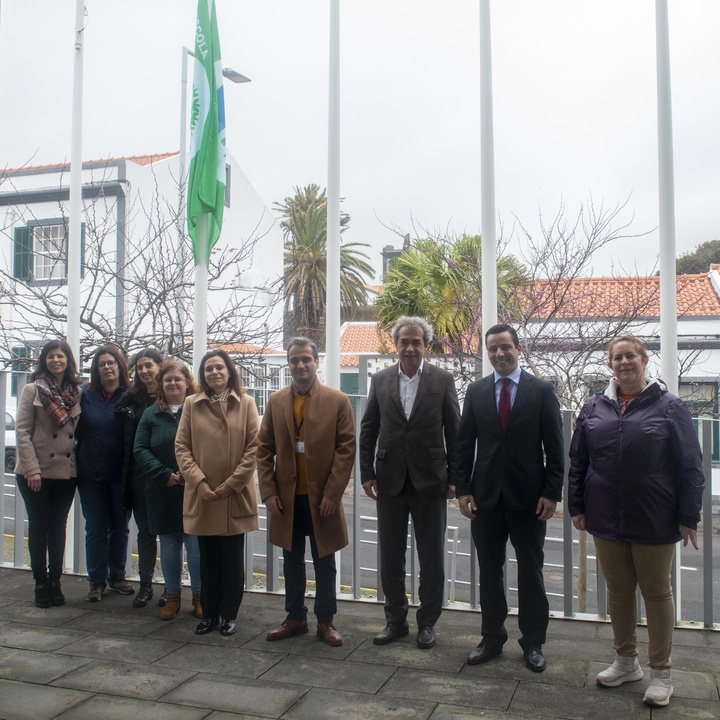 Secretário Regional do Ambiente e Alterações Climáticas presente no hastear da bandeira verde do Eco-Escola na Escola Básica António José de Ávila
