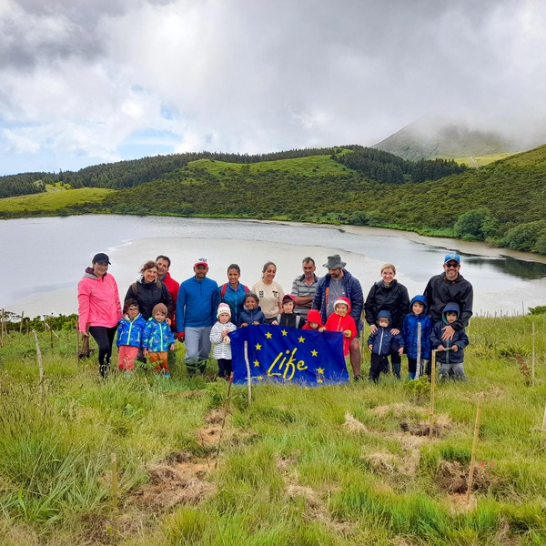 Associação de Pais e Encarregados de Educação ajuda a construir uma floresta na ilha do Pico