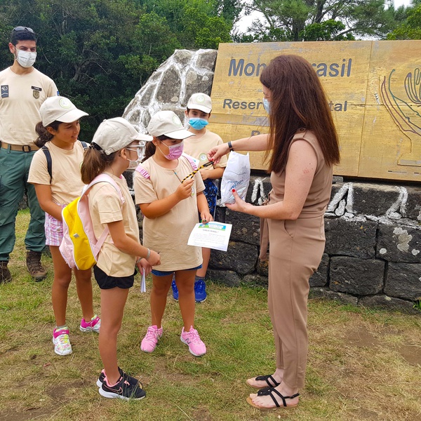 Regional Director for the Environment and Climate Change participates in a activity with Junior Park Rangers.