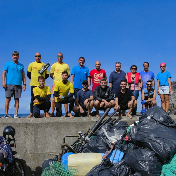 Alonso Miguel participates in coastal cleaning action on São Miguel that removes more than three tons of marine litter
